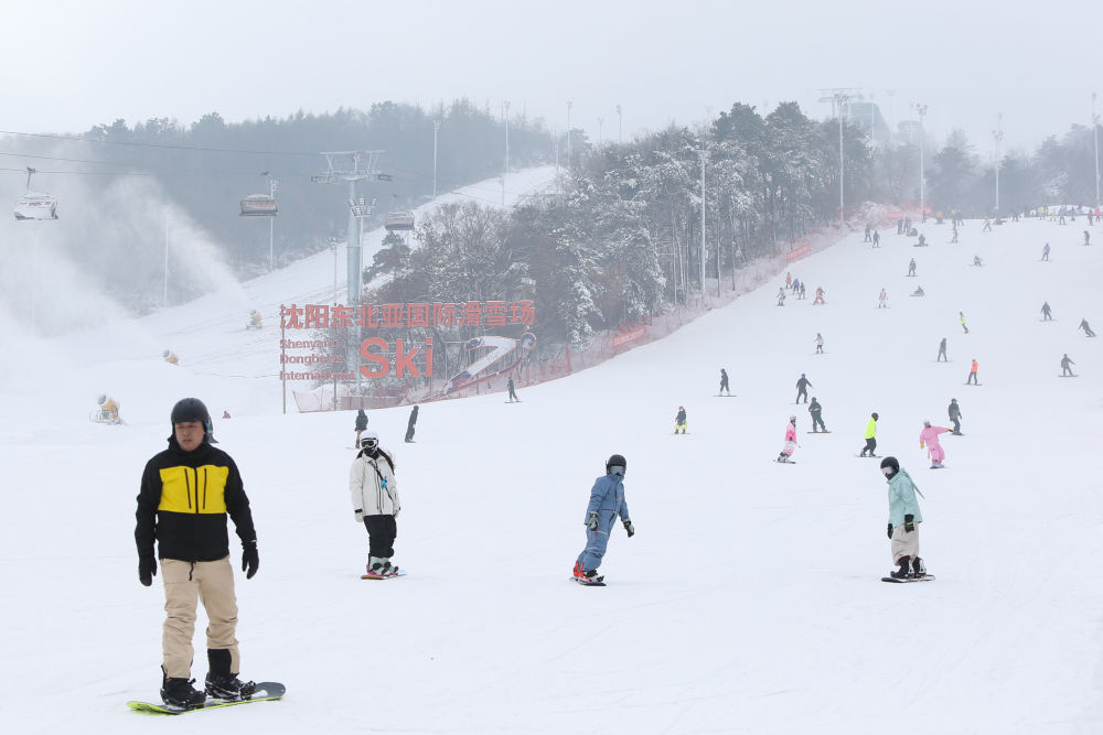 玩冰嬉雪泡温泉　辽宁冰雪产业“热气腾腾”