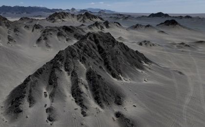 走红后遭遇“破坏尴尬”！青海茫崖发公告保护黑独山、石油工业遗址，严禁擅闯无人区