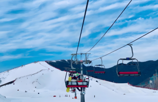 河北保定：玩转冰雪 热闹奔腾  