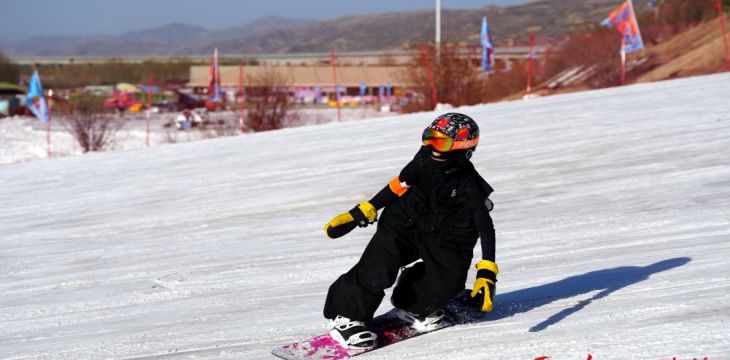 青海：赛事引流 冰雪生金   