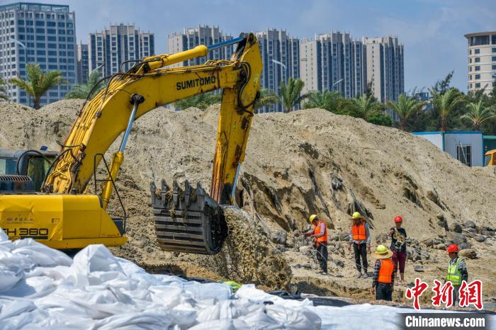 图为海口市西海岸生态整治与修复项目现场，工人正在加紧施工。　骆云飞 摄