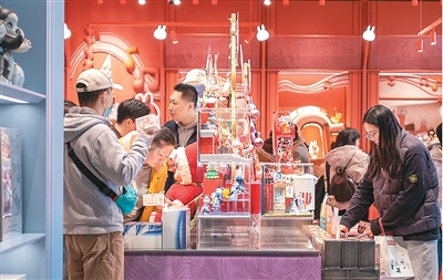 1766131082285411.jpg 游客在上海南京路选购盲盒潮玩。.jpg