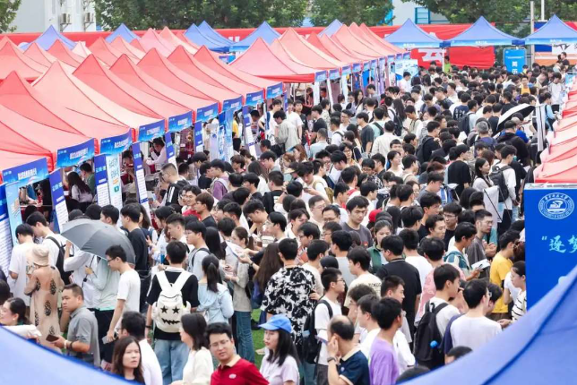 湖北2025年秋季招聘会现场.png
