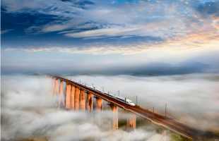 江山如画具象化！高铁穿越云海如驶入水墨画