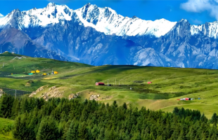 祁连山秋装“换雪服”  