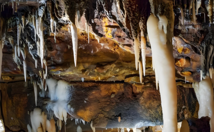 莫让天然溶洞变“垃圾漏洞”  