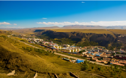 绿锁黄沙头：青海贵南治沙的生态壮歌  