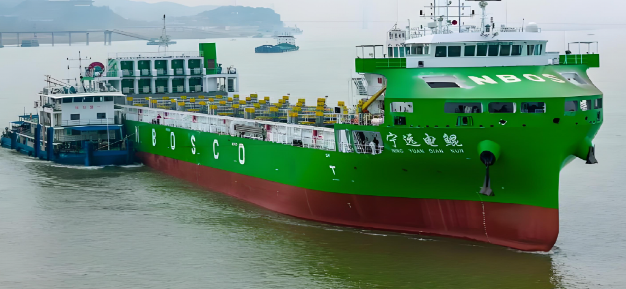 中国首艘世界最大纯电动智能集装箱海船交付