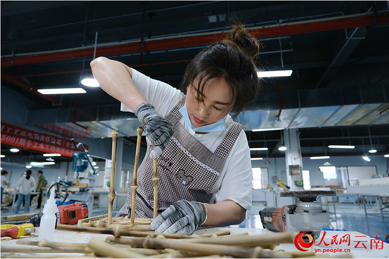 1760701128203670.png 搬迁群众在产业基地就业,.png