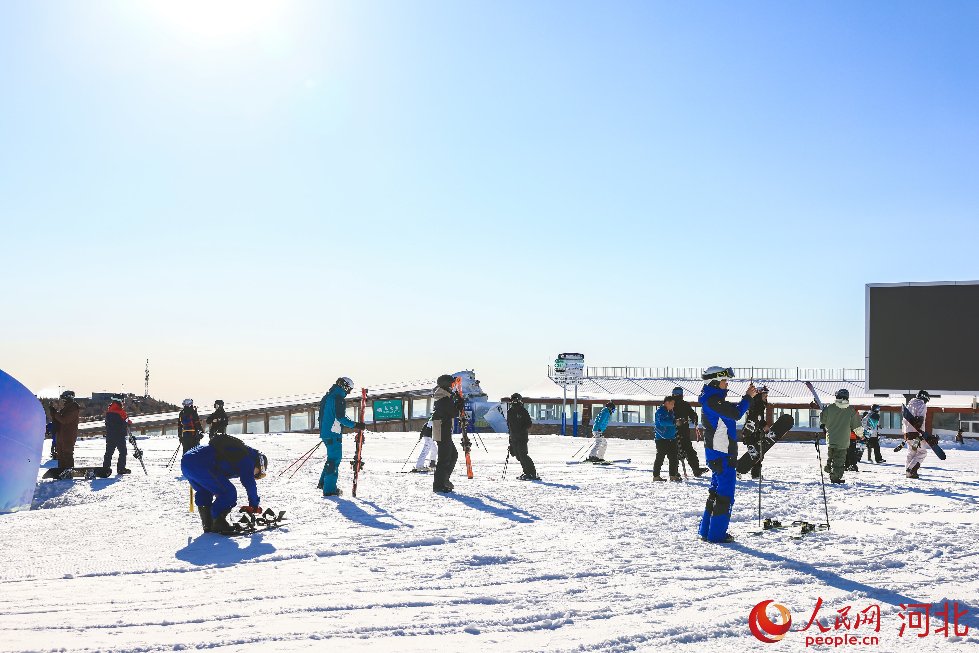 1761120580672471.jpg 雪友在万龙滑雪场享受滑雪乐趣。人民网记者 赵明妍摄5.jpg