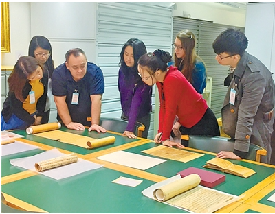 1762228942337395.png 高奕睿(左三)与学生.png