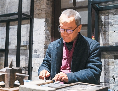 1763967793798596.jpg 大阳古镇里,村民向游客展.jpg