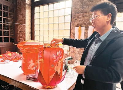 1763967801867593.jpg 在保福村宫灯博物馆,杨.jpg