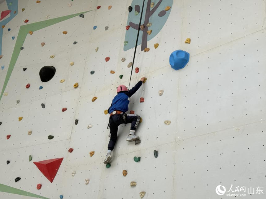 研学学生正在练习攀岩。 人民网.png