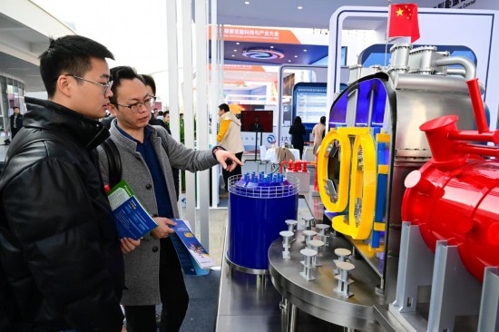 1768896716685494.jpg 1月16日,参会人员参观全超导.jpg