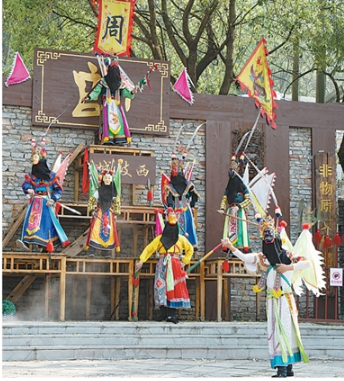贵州安顺，天龙屯堡内在进行地戏表演。.png
