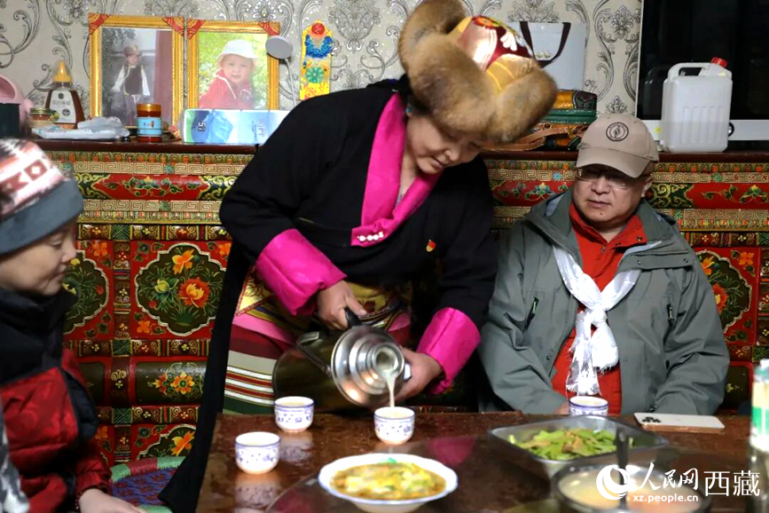 1772093700607249.jpg 扎西曲登社区的居民在家中热情招.jpg