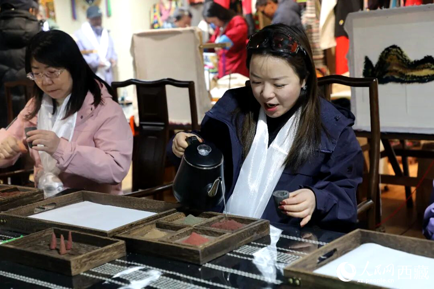 1772093726673833.jpg 游客在“雅砻里”文化艺术街区非遗展.jpg