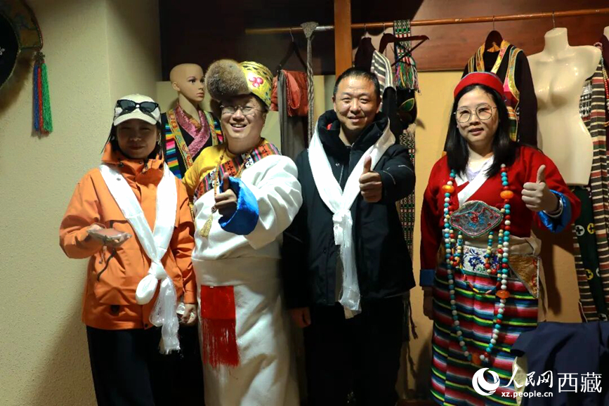 1772093751508199.jpg 游客在扎西曲登社区体验藏族服饰文化。.jpg