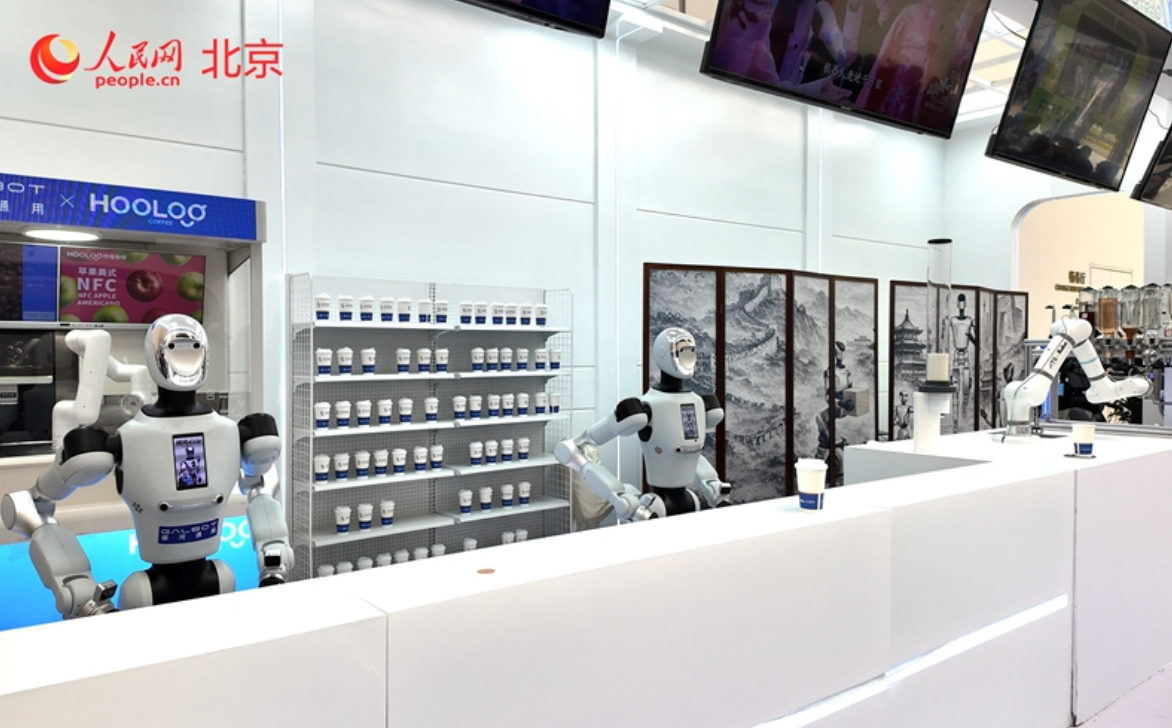 机器人餐吧亮相中关村论坛。人.png