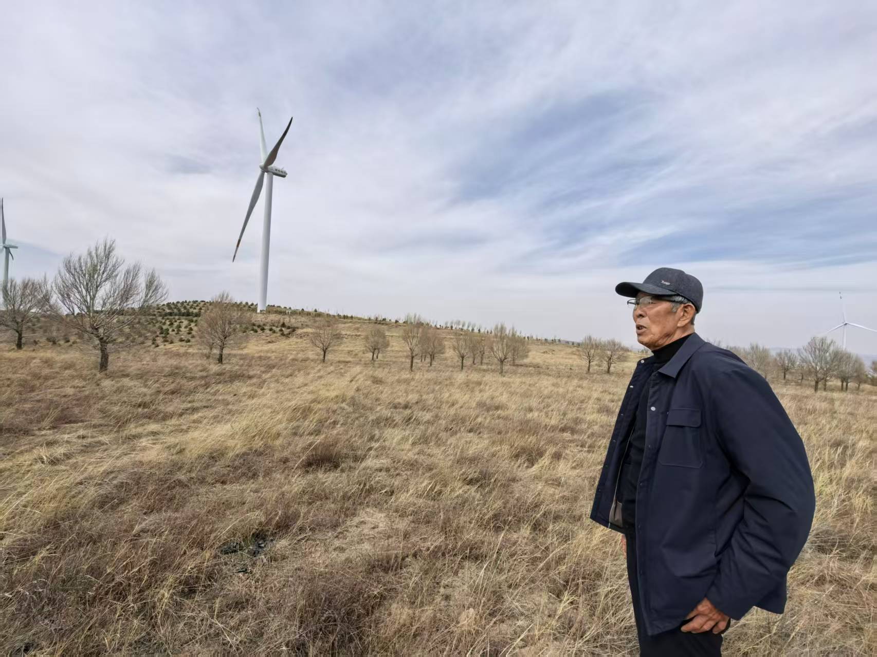 1776063908917198.jpeg 王安明拿出一厚摞书面材料展示给记者,.jpeg